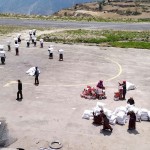 हुम्लाका श्रमिक महिलाको दैनिकीः छाक टार्ने साहरा विमानस्थल (भिडियोसहित)