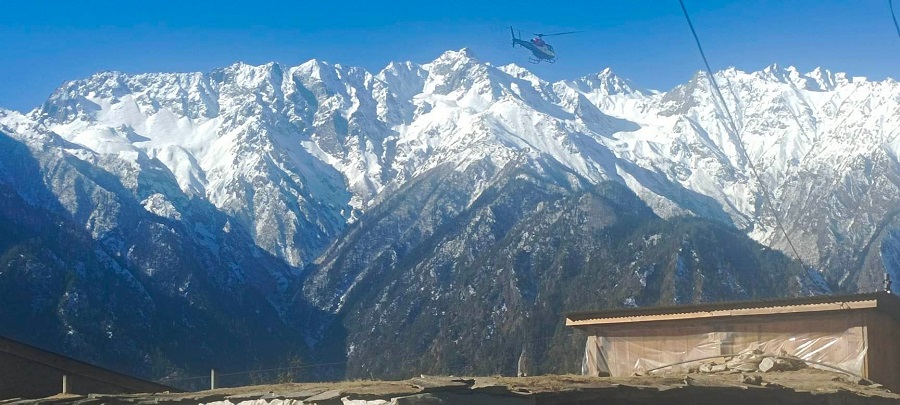 नेपाल सरकारको अनुदानको आयोडिन नुन हेलिकप्टर मार्फत ढुवानी 